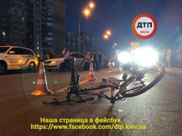 Появились фото с места ДТП, где автомобиль из кортежа Порошенко сбил ребенка