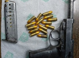 В метро Харькова у местного жителя нашли пистолет и боевые патроны