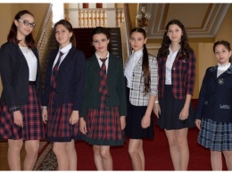 "Пусть вернут старую систему образования, тогда поговорим о формах": соцсети обсуждают одежду для школьников в "ДНР"