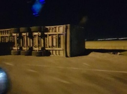 В Одессе вследствие потери управления на бок перевернулся тягач
