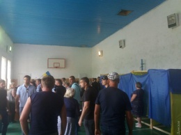 Участки в Цебриково открыли: жители массово голосуют
