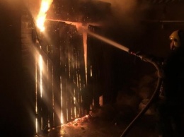 Вчера ночью в частном дворе в Каховке горел гараж