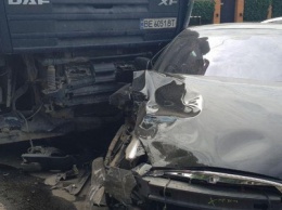 В Николаеве грузовик "DAF" протаранил "Tesla", есть пострадавшие, - ФОТО
