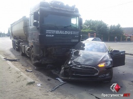 В Николаеве фура столкнулась с электромобилем Tesla - водитель электрокара пострадал
