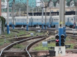 На Запорожской железной дороге сняли с поручня электрички 20-летнего парня