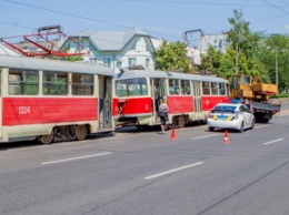 На проспекте Хмельницкого кран въехал в трамвай с пассажирами: движение электротранспорта парализовано