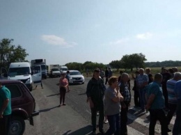 Жители Томаковского района заставили власть чинить дорогу, перекрыв трассу