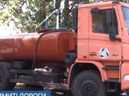 Кременчугские дороги от перегрева спасают днепровской водой (ВИДЕО)