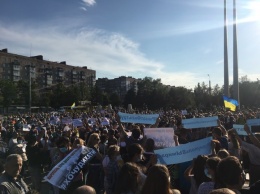Жители Мариуполя вышли на массовый эко-митинг с лозунгом "Хочу дышать"(ФОТО)