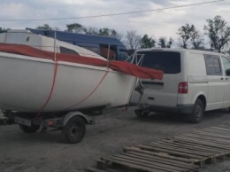 Пограничники задержали яхту, которую пытались провезти через КПВВ «Новотроицкое» из Донецка в Мариуполь