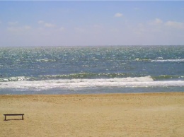 Из-за ветра и волн пляжи курортного Запорожья пустынны (ФОТО)