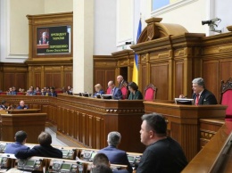 Рада приняла закон об антикоррупционном суде и уволила Данилюка, Кольченко прекратил голодовку. Главное за день