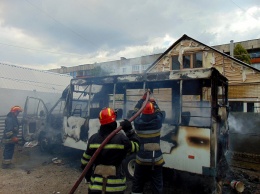 В Лисичанске из-за проблем с проводкой сгорел микроавтобус (Фото)