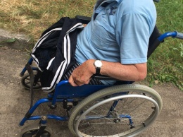 Нашли в поле: на окраине Одессы пенсионер в инвалидной коляске выехал из дома и потерялся