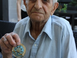 Александр Сенкевич сдержал обещание и в неформальной обстановке встретился с ветеранами Второй мировой войны
