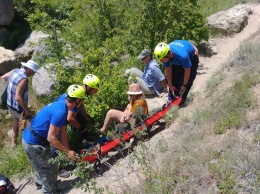 В районе истока Арпатского водопада спасатели эвакуировали женщину с переломами ноги