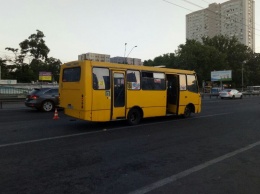 В Киеве, на проспекте Победы, произошло тройное ДТП, есть пострадавшие. Фото