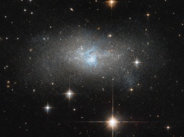 Hubble сделал снимок карликовой галактики с ярчайшим ядром