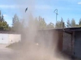 Житель Сумщины зафиксировал на видео смерч, срывающий крышу