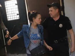 Подозреваемой в нападении на "киборга" Лапинской продлили арест