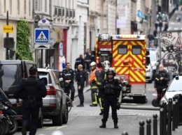 В Париже мужчина взял в заложники трех человек и требует связать его с иранским посольством