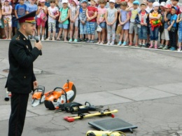 Спасатели и актеры Камеского рассказали детям об опасностях огня