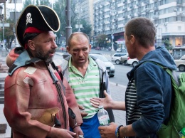 Элитный бомж Киева по кличке пират Ветер, принимает утренние ванны в Палаце спирта. Фото и видео