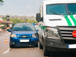 На Запорожском шоссе Chevrolet догнал автомобиль инкассаторов банка «ПУМБ»