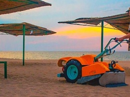 Песок на Центральном пляже Черноморска ежедневно чистят и просеивают