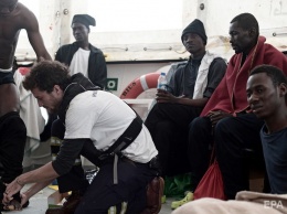 Италия и Франция поссорились из-за отказа Рима принять судно с мигрантами