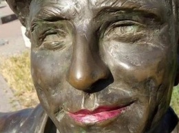 Памятнику на Металлургов сделали маникюр и макияж (ФОТО)