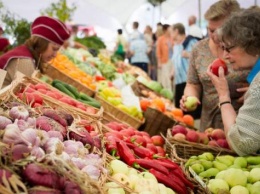 Огурцы - по 1,5 гривен, клубника - по 6. Почему в Украине обвалились цены на овощи и фрукты