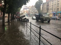 В Тернополе грузовик провалился в канализационный сток (фото)
