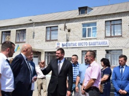 Савченко с Вадатурским осмотрели строительство плавбассейна в Баштанке за 64 миллиона