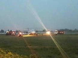 В Жулянах аварийно сел самолет из Турции, аэропорт закрыт (ФОТО)