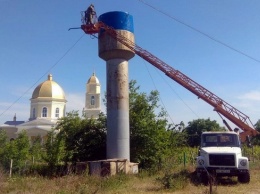 Покрасили «по-новому»: водонапорные башни на юге Одесской области стали желто-голубыми