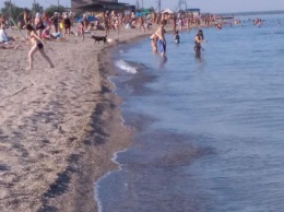 На пляжах Бердянска царит настоящее курортное настроение