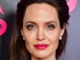 Инсайдер говорит: как Анджелина Джоли справилась с ограничением опеки?