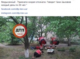 В Киеве двое мужчин отравились настойкой "Боярышника", один скончался