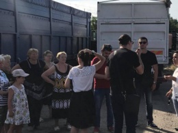 В Одессе улицу заблокировали фуры: маршрутчики высаживали пассажиров, - ФОТО
