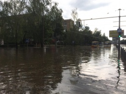 Появились фото и видео потопа на улицах Луцка после страшного ливня