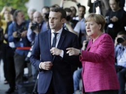 Стало известно, чем закончились переговоры Меркель с Макроном о миграции