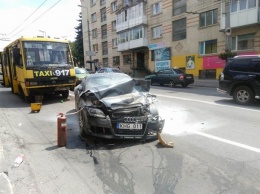 В Тернополе в массовом ДТП столкнулись три легковых авто и две маршрутки