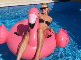 Полина Гагарина в бикини прокатилась на "розовом фламинго"