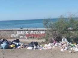 В Бердянске отдыхающих встречают горами мусора на пляжах (фото)