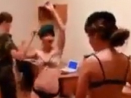 Сеть позабавило видео эротических танцев украинских пограничниц