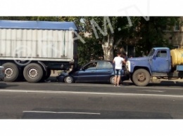 ДТП в Мелитополе. Ланос влетел под зерновоз и получил удар сзади от другого грузовика (фото)