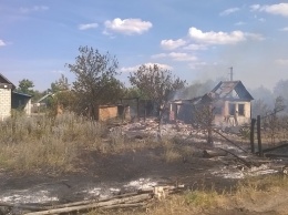 В прифронтовом Станично Луганском районе спасателям трижды за сутки пришлось выезжать на пожары (Фото)