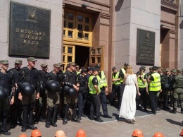 Кличко закрыл активистке рот рукой. Появились подробности утренней драки в Киевраде