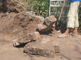 В Николаеве на кладбище обнаружили «казацкие кресты», которые вандалы выкопали и выбросили в мусор